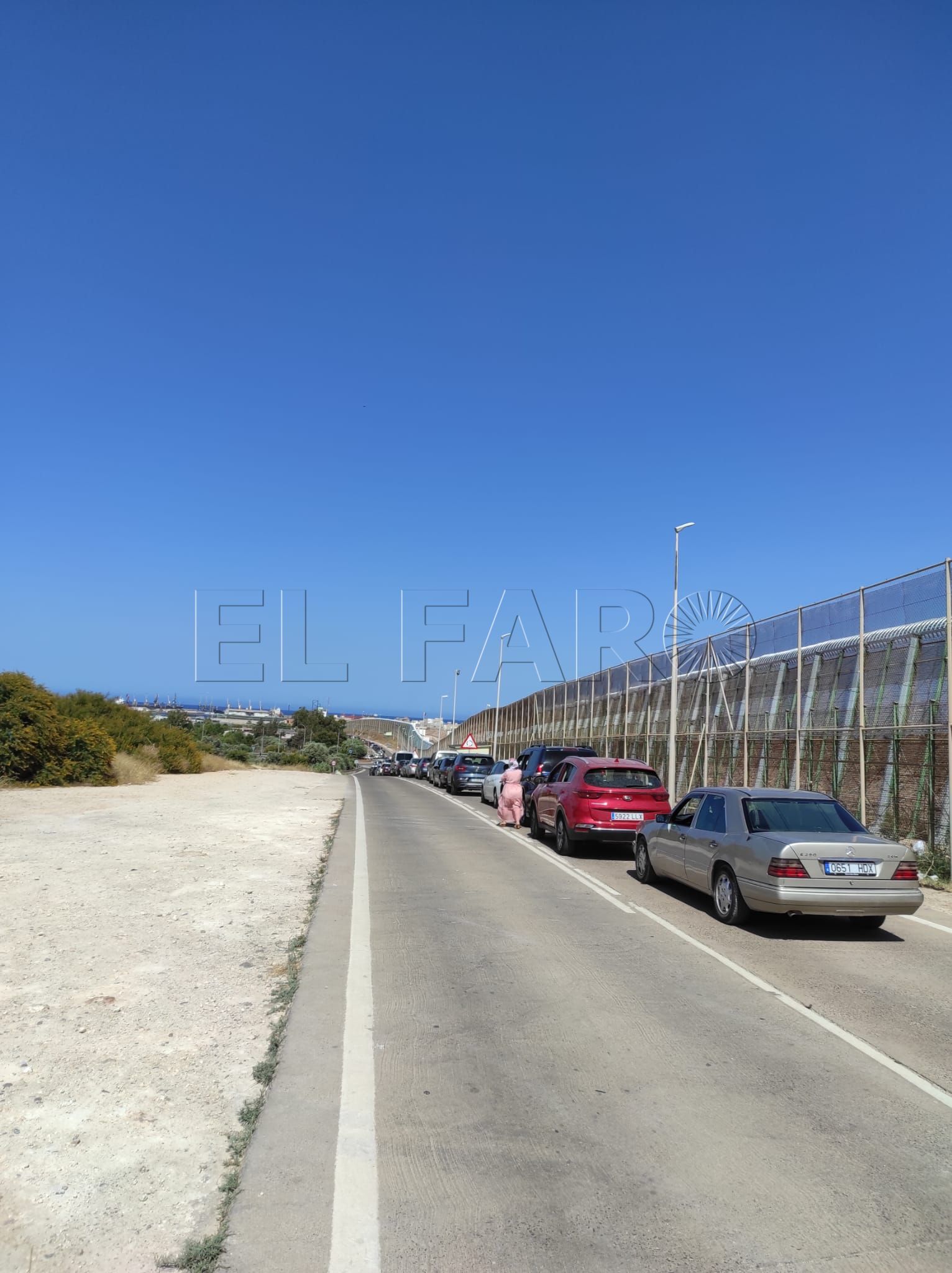 VALLA Colas hasta Barrio Chino para cruzar la frontera de Melilla