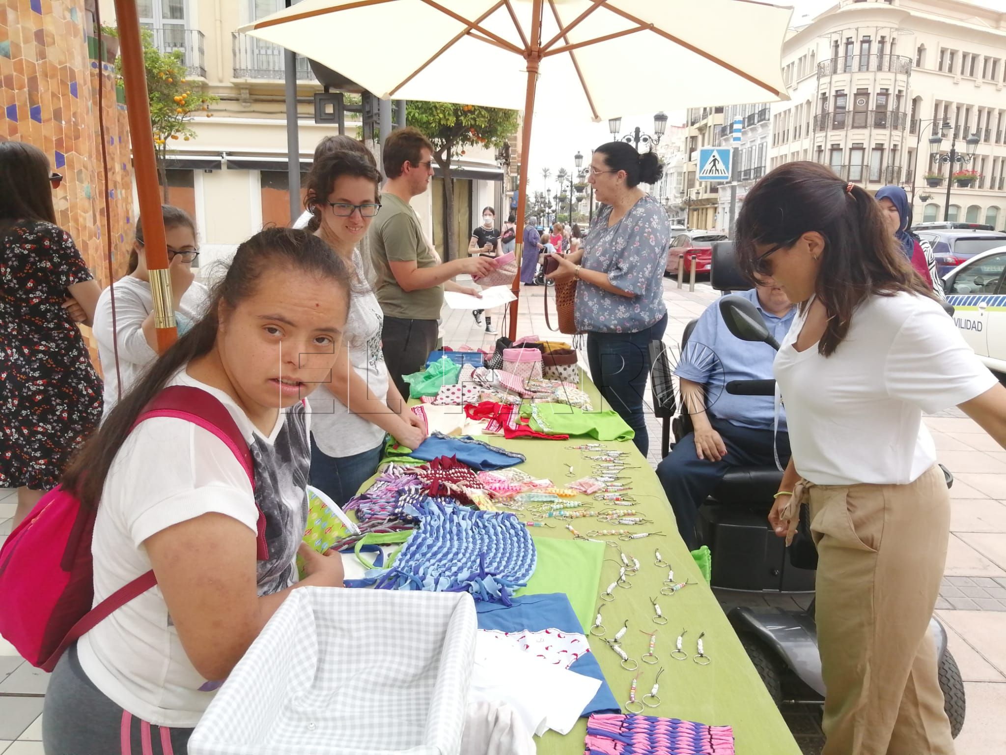 Aspanies coloca su mercadillo de verano en Menéndez Pelayo