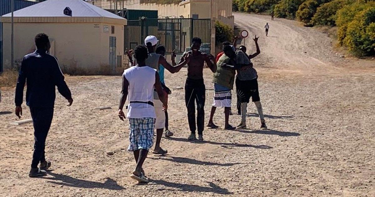 Inmigrantes que lograron saltar el vallado fronterizo el 24 de junio de 2022.