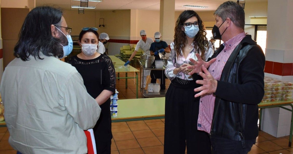 Berbel, junto a la delegada del Gobierno, Sabrina Moh, y otras autoridades en un comedor escolar de Melilla.