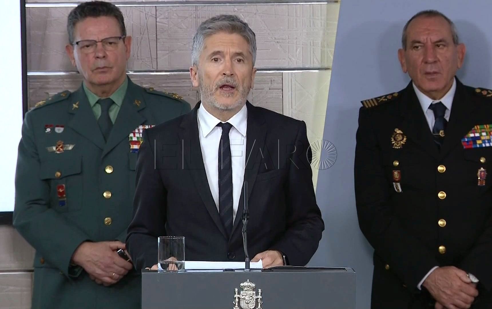 GRAF7343. MADRID, 15/03/2020.- Imagen de televisión del ministros del Interior, Fernando Grande-Marlaska (c), durante la rueda de prensa sobre el coronavirus ofrecida este domingo desde el Palacio de La Moncloa, en Madrid. El gobierno ha destacado el comportamiento de los ciudadanos en la lucha contra la pandemia que ya ha provocado cerca de 300 muertos en España. EFE/EFE-TV
