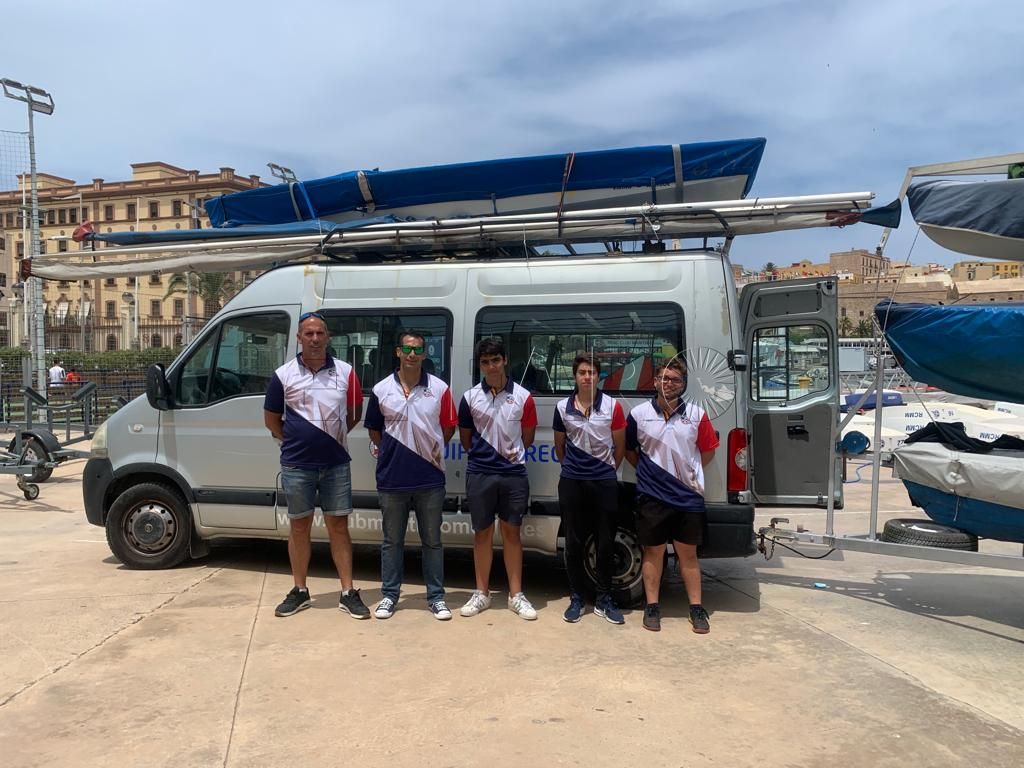 regatistas RCMM El Real Club Marítimo presente en el Trofeo Sol de Oro de snipe