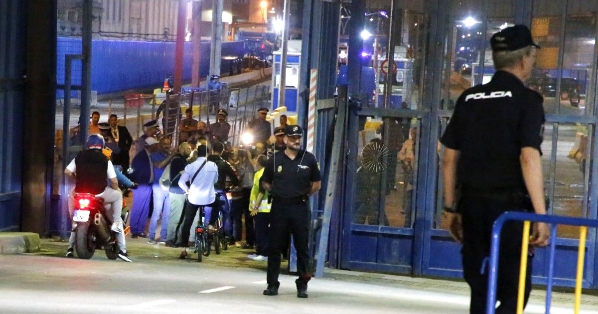 Policías en la frontera de Melilla.