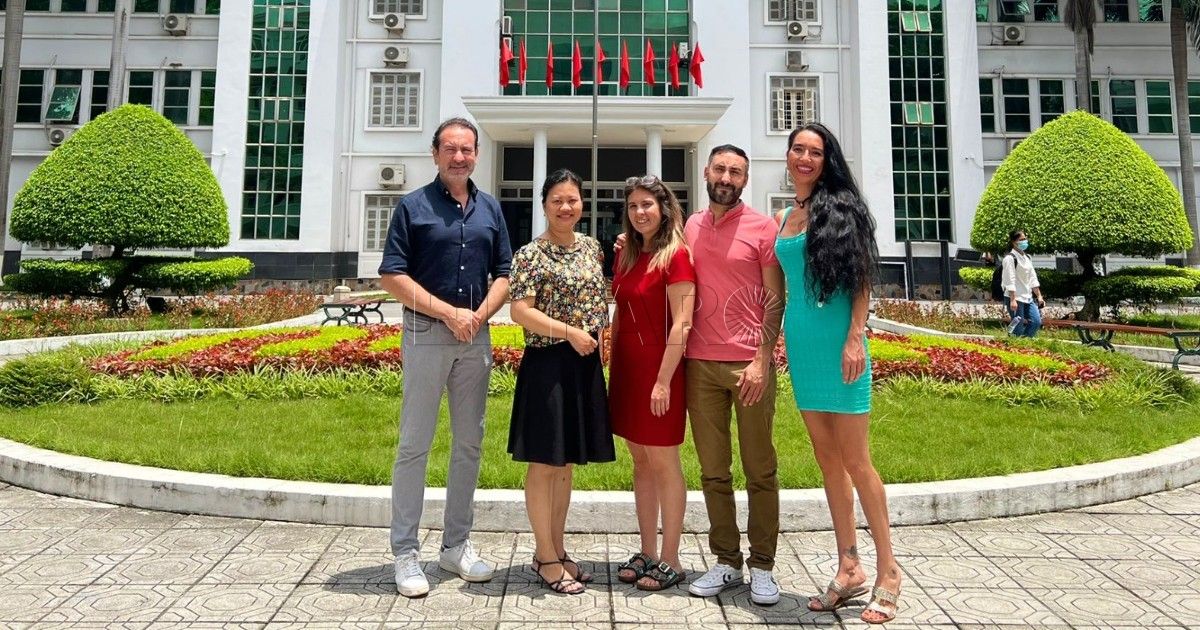 El vicedecano de Investigación, Proyectos Internacionales y Transferencia, Oswaldo Lorenzo; la directora del
Gabinete de Orientación Universitaria, Teresa Perandones; la decana del Departamento de Español de la Universidad de Hanoi, Huyen Nguyen; y la técnico del proyecto Ecalfor, Ana Lendínez, y el profesor José Manuel Ortiz, ambos de la facultad melillense.