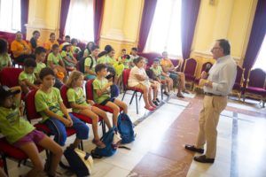 1 5 De Castro, con los niños de los Campamentos de Verano de “Inserción”