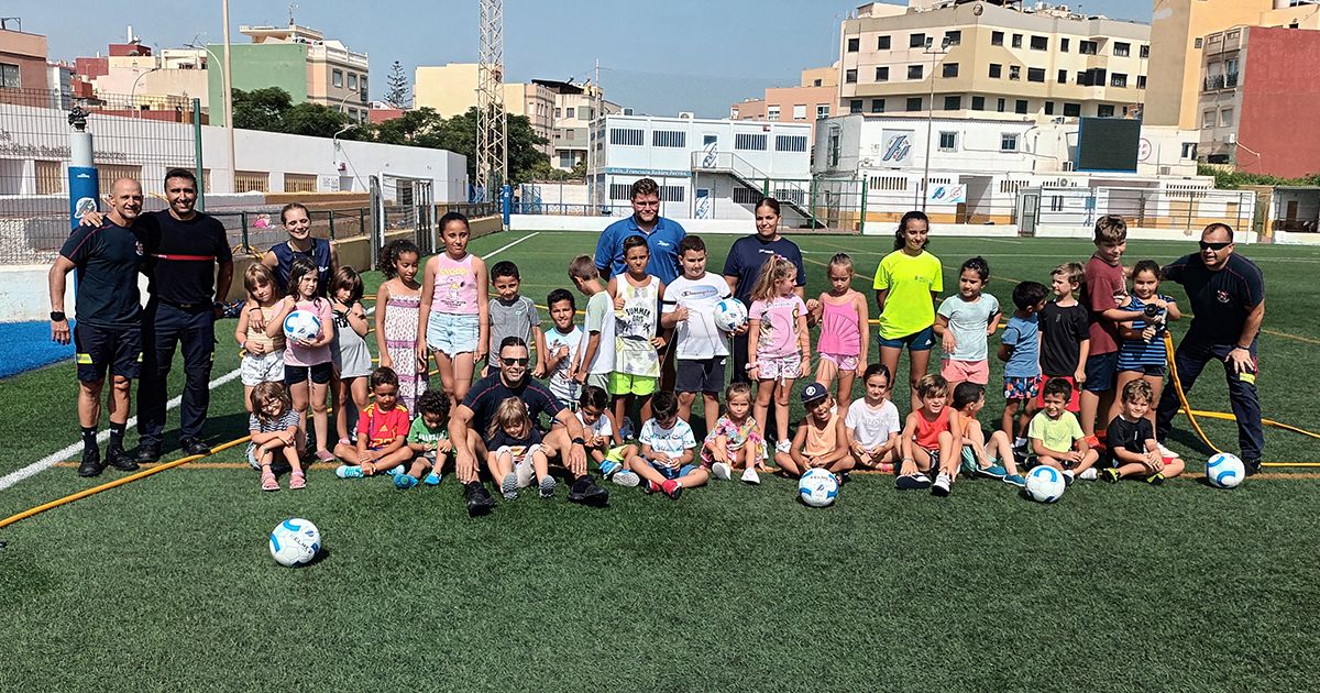 221222 Los bomberos visitan el Campamento Recreativo de la Real Federación Melillense de Fútbol