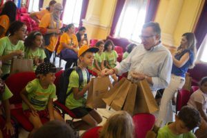 3 2 De Castro, con los niños de los Campamentos de Verano de “Inserción”