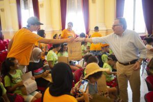 4 1 De Castro, con los niños de los Campamentos de Verano de “Inserción”