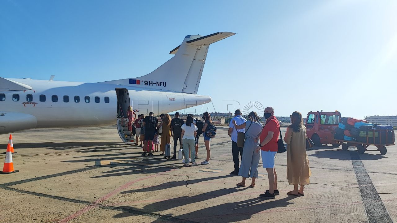 Avión aeropuerto Rojas pide a las agencias de viaje que no suspendan la emisión de bonos turísticos