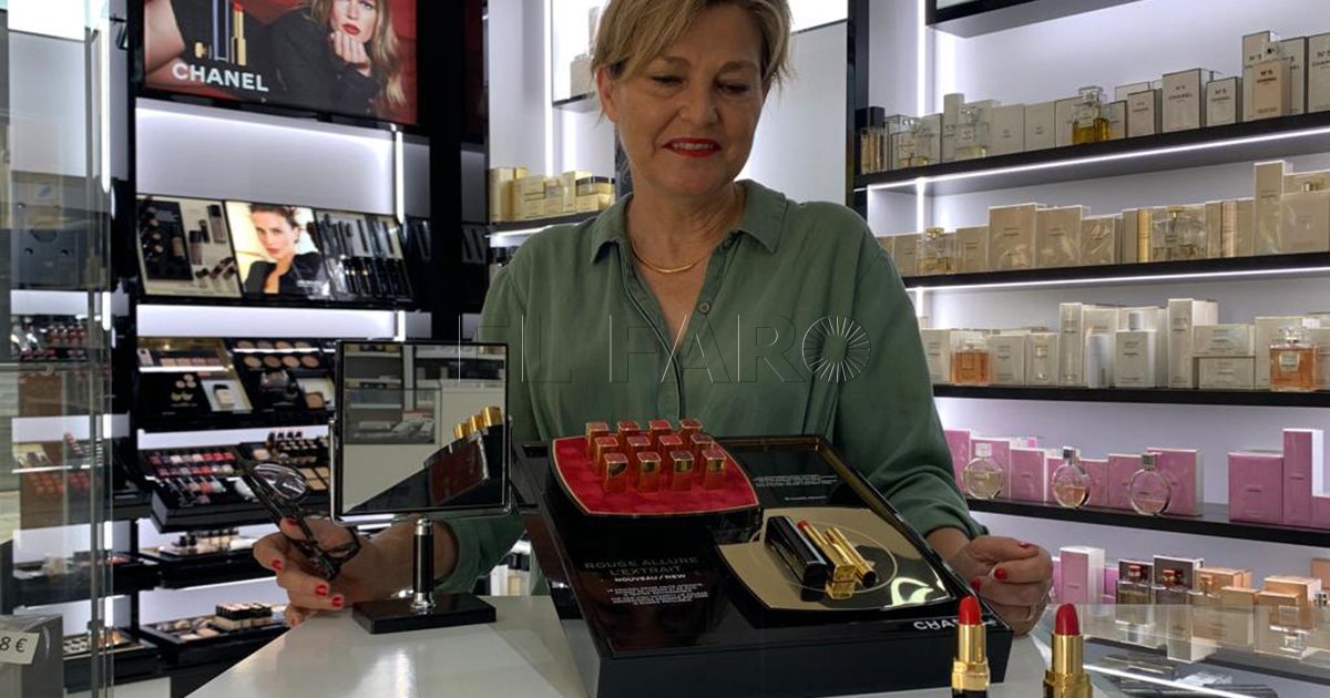 Barras de labios roja Crisis en camino: el indicador de la venta de pintalabios rojo