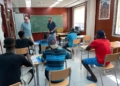 Defensor charla con jovenes migrantes en el CETI de Melilla4 1 El Defensor del Pueblo visita la valla de Melilla donde ocurrió "el trágico salto" del 24J