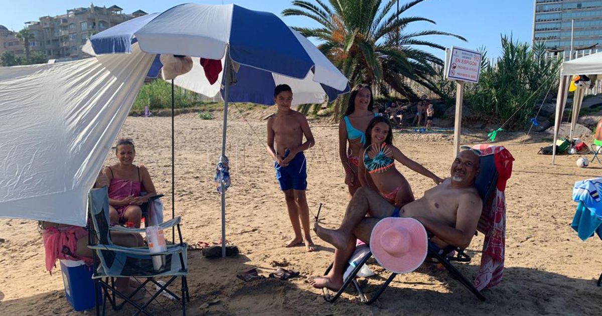 Los melillenses que todavía no están de vacaciones disfrutan de la playa en Melilla