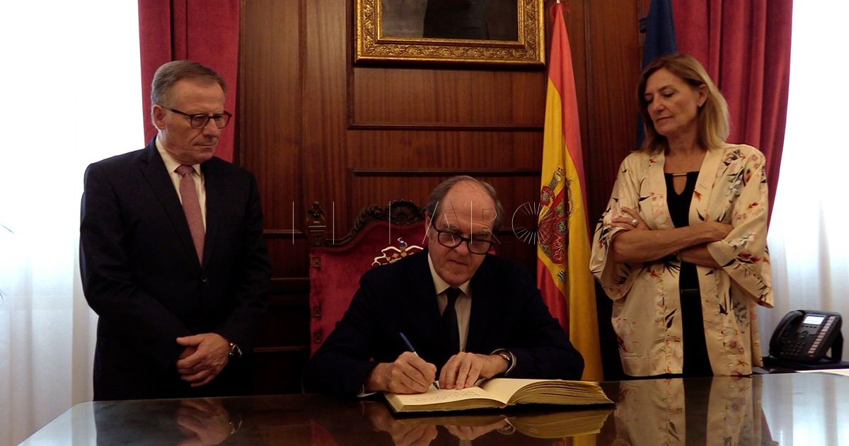 El Defensor del Pueblo firma en el Libro de Oro de la Ciudad Defensor del Pueblo, en Melilla para supervisar a la Administración tras el "salto polémico" del 24J