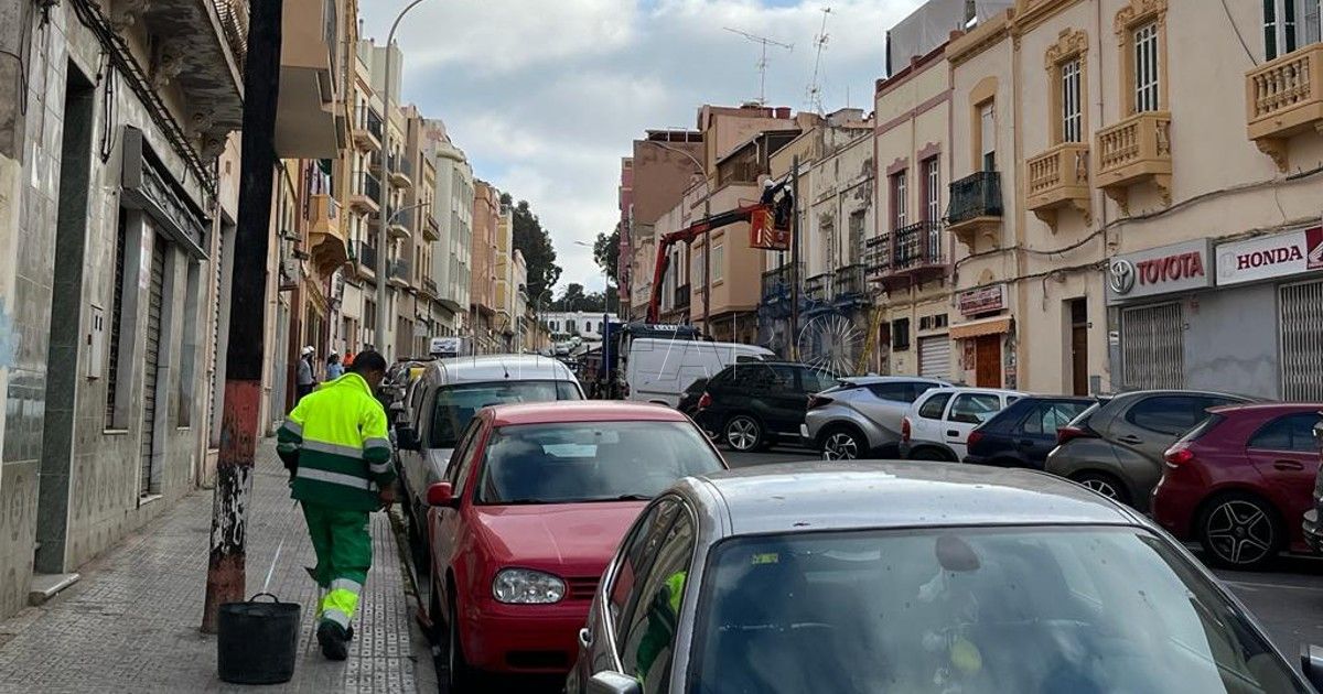 Trabajador de la limpieza en Melilla El grupo de CpM votó contra la prórroga del contrato de limpieza