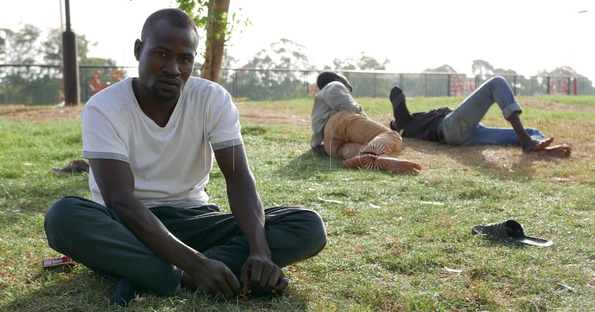 Un migrante sudanés a la espera de entrar en Melilla Los sudaneses de la tragedia de la valla de Melilla: "Estamos decididos a pasar, pero no así"