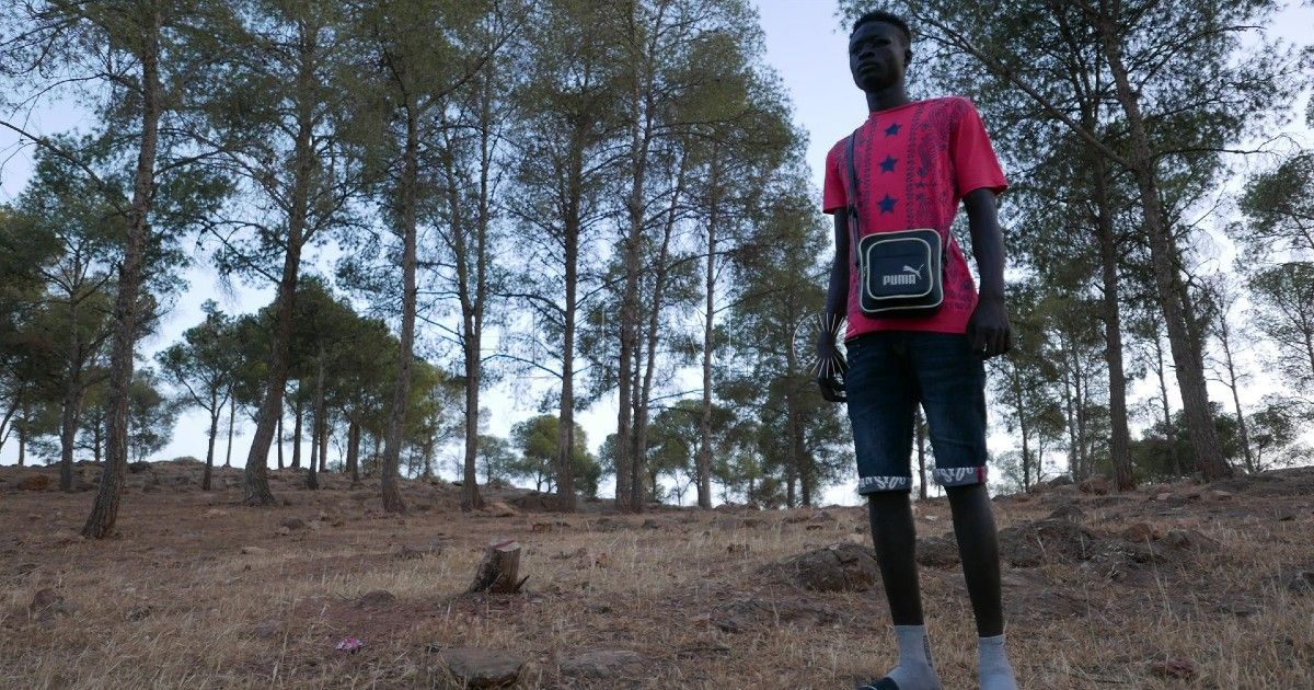 Un migrantes sudanés en Oujda Una bolsa migrantes cerca de Melilla