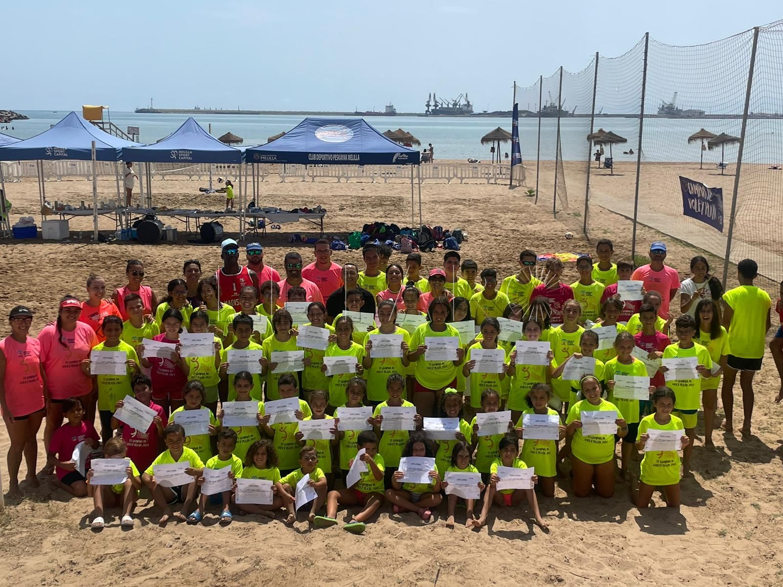 Más de 200 niños y niñas reciben un diploma tras finalizar el Campus de Voleibol