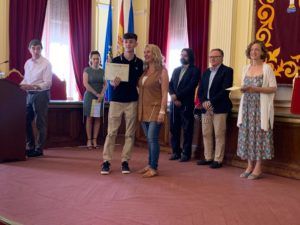 WhatsApp Image 2022 07 01 at 2.14.42 PM 5 Las mejores calificaciones académicas de Melilla reciben su premio en el Salón Dorado de la Asamblea