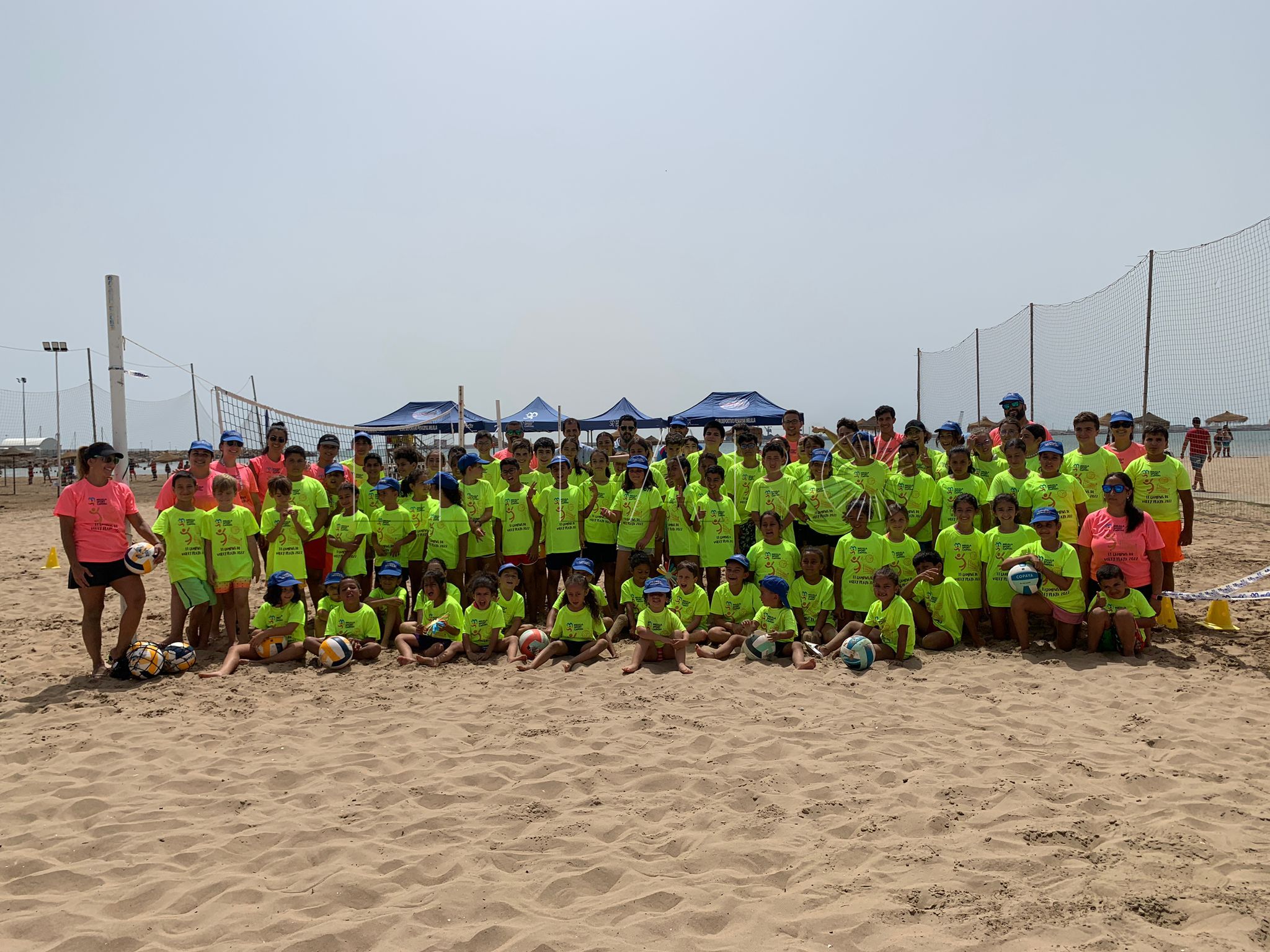 Un centenar de niños y niñas se divierten en el Campus de Voley Playa en San Lorenzo