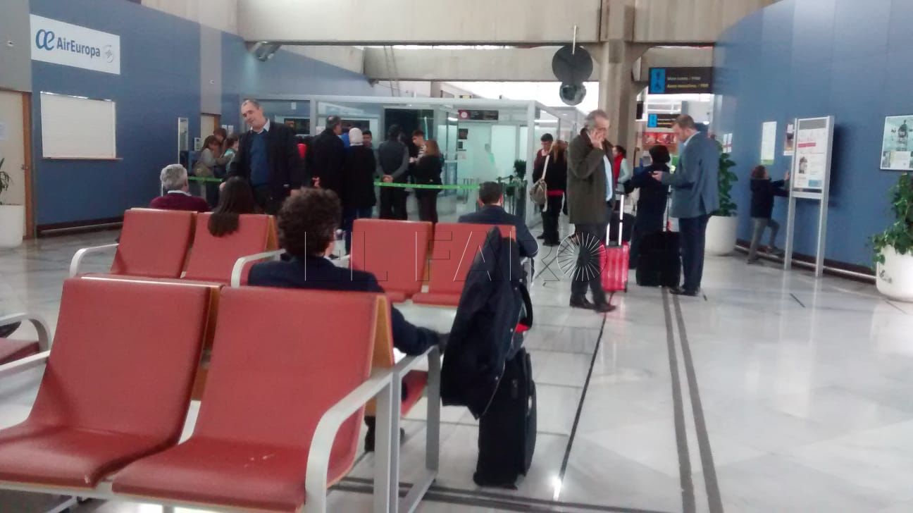 Retrasos y cancelaciones en los vuelos en el primer día de vacaciones