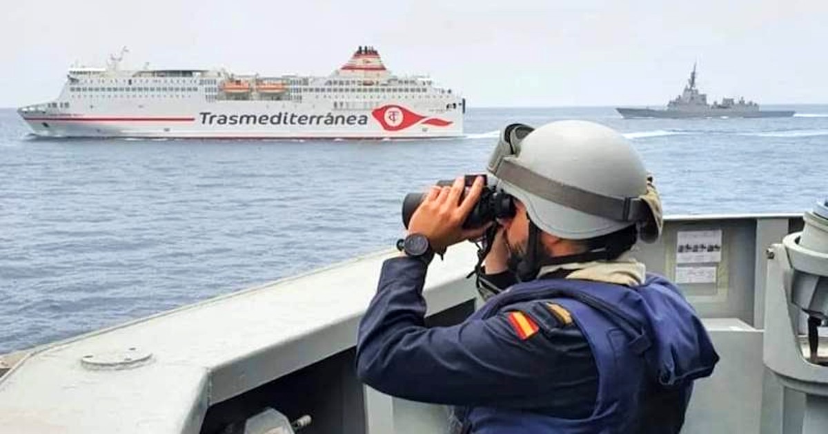 La Armada escolta al ferry 'Ciudad Autónoma Melilla' en Alborán