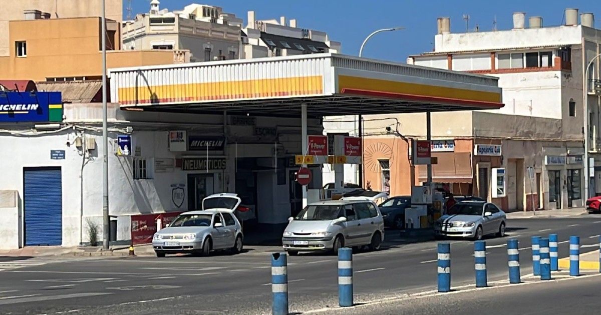 gasolinera El precio de la gasolina cae otros seis céntimos en Melilla, hasta 1,239 euros