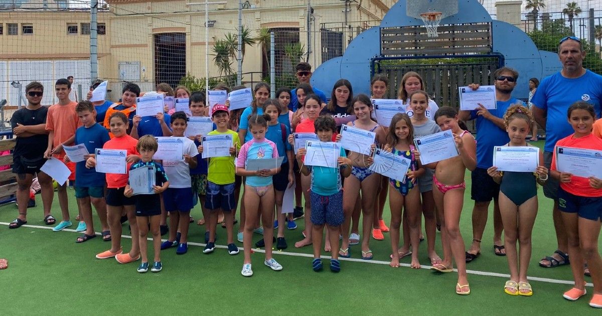 El Real Club Marítimo de Melilla gradúa su primera promoción de alumnos de este verano