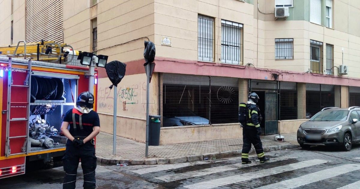 Pequeño incendio en un garaje de Las Palmeras.