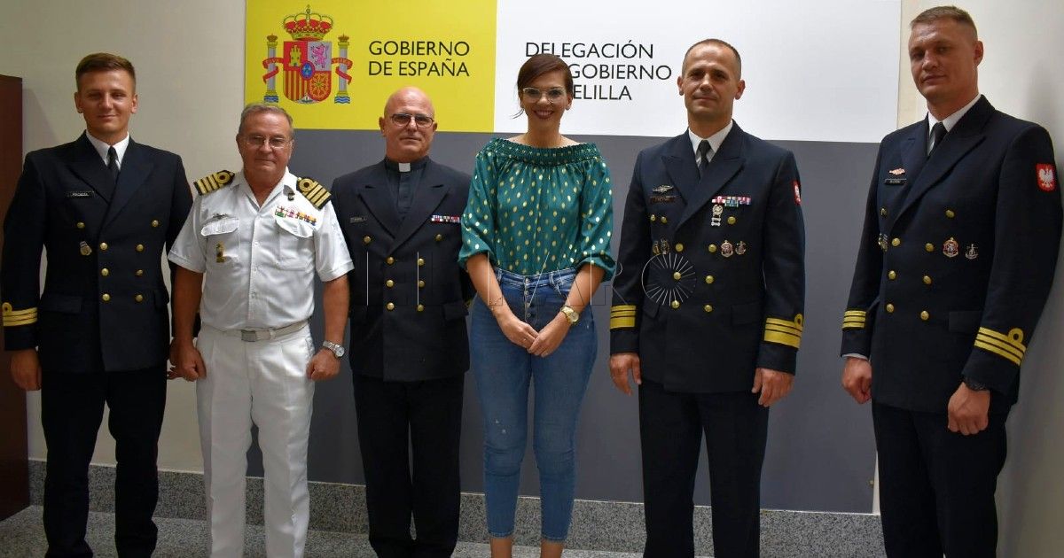 La delegada del Gobierno, Sabrina Moh, recibe al capitán del buque escuela de la Armada polaca.