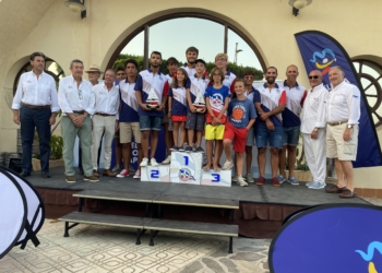 El equipo de regatas del Real Club Marítimo de Melilla posaba al final del acto con los trofeos conseguidos en las clases Optimist e Ilca.