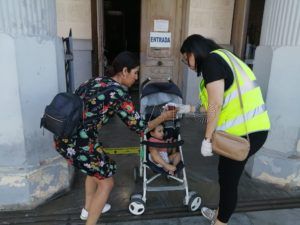 FAMILIA CON HIJOS Un contratista se ofrece a arreglar gratis la casa quemada en Las Palmeras