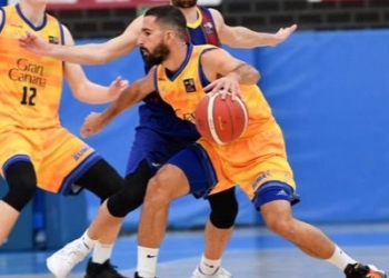 El nuevo jugador, con la elástica canaria.