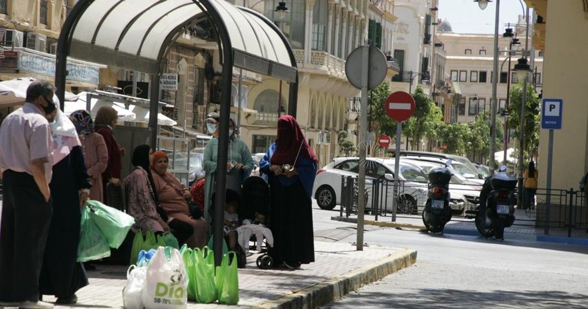 Melilla empieza a cambiar en un mes 32 marquesinas que informarán en tiempo real cuándo llega la COA