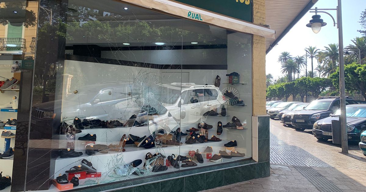 Revientan el escaparate de Calzados Rual: hay dos menores detenidos