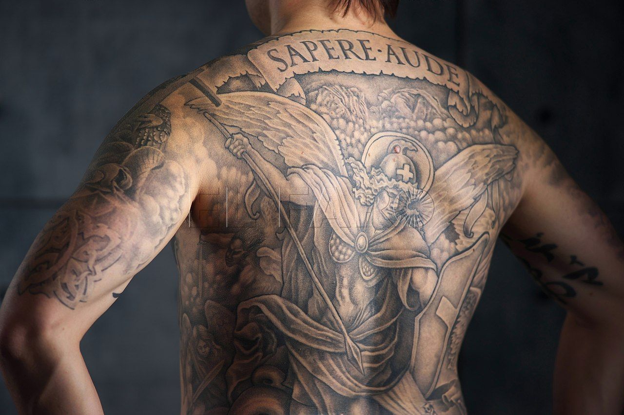 Tatuarse en Melilla, casi tres veces más barato que en la península