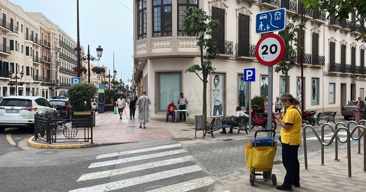 Una trabajadora de Correos este miércoles en el centro de Melilla 1 La 'tasa' de Correos frena el despegue de la compra on line de material escolar en Melilla