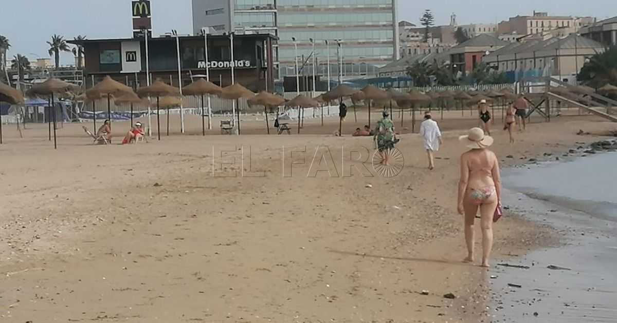 puente playa Bajar a la playa, pasear o estar en casa, así se distraen los melillenses que se han quedado en el puente