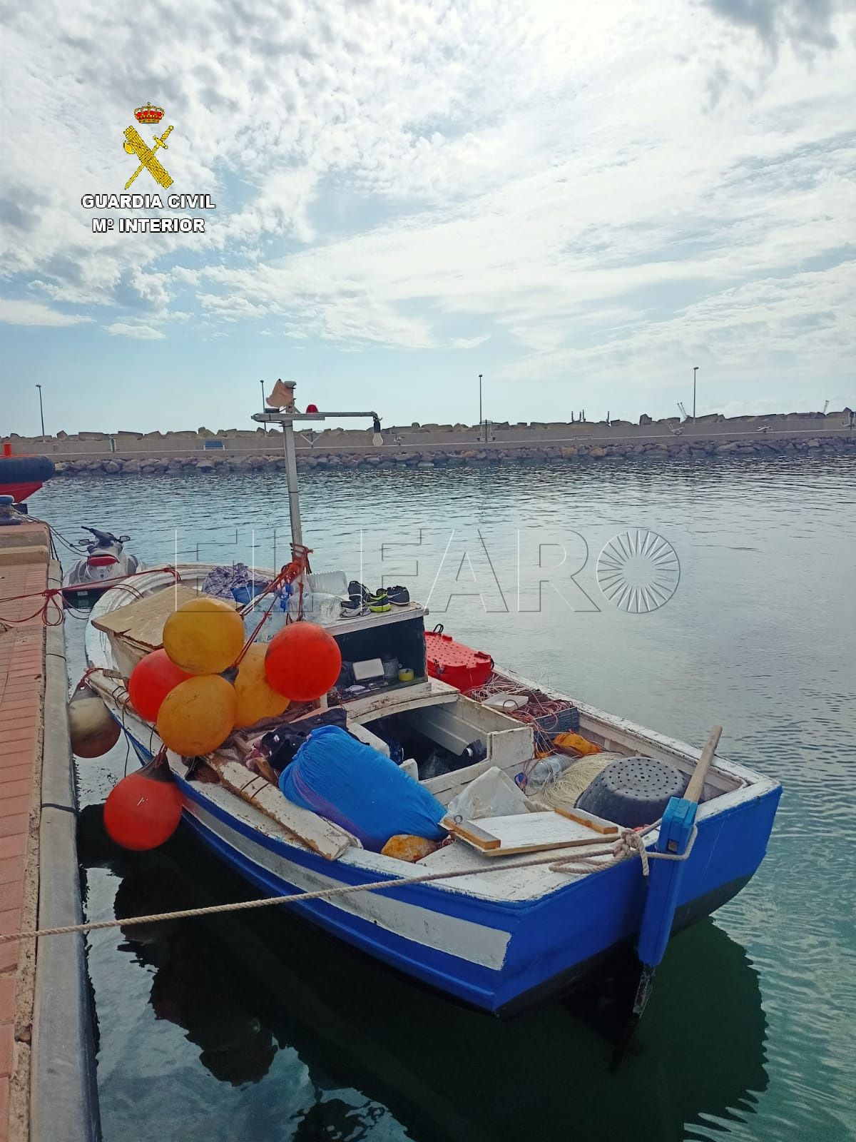 03 vista embarcacion interceptada Una patera con 13 inmigrantes llega a la playa de Los Cárabos y 7 logran huir