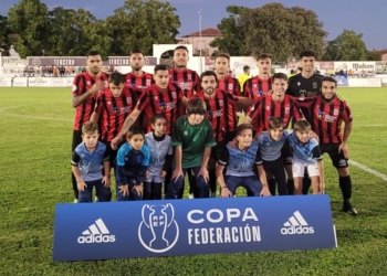 Imagen del equipo titular que saltó en la noche de ayer al terreno de juego del CF Trujillo.