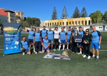 Los familiares de José Carlos posan junto al equipo de la Autoridad Portuaria.