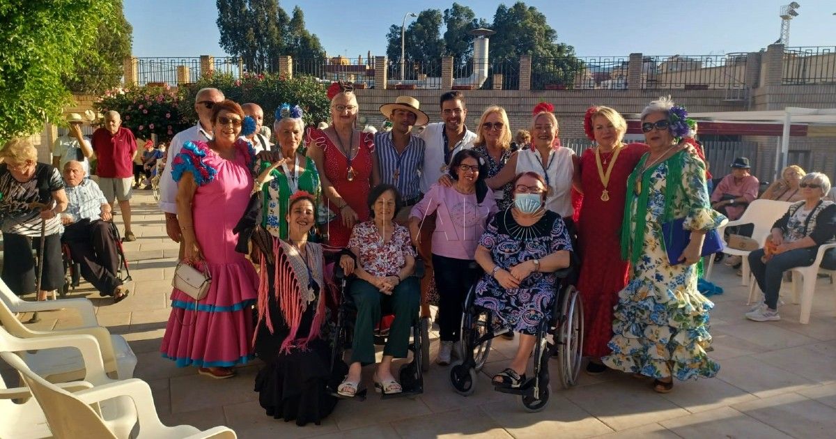 Centro Asistencial Los mayores del centro 'Gota de Leche' agradecen las actividades de la Feria