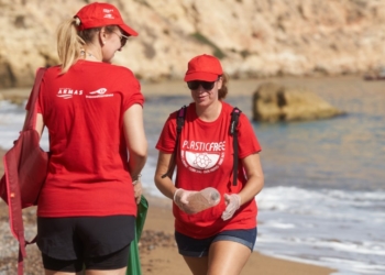 Fondos marinos Trasmediterránea se suma a la limpieza de fondos marinos en Melilla