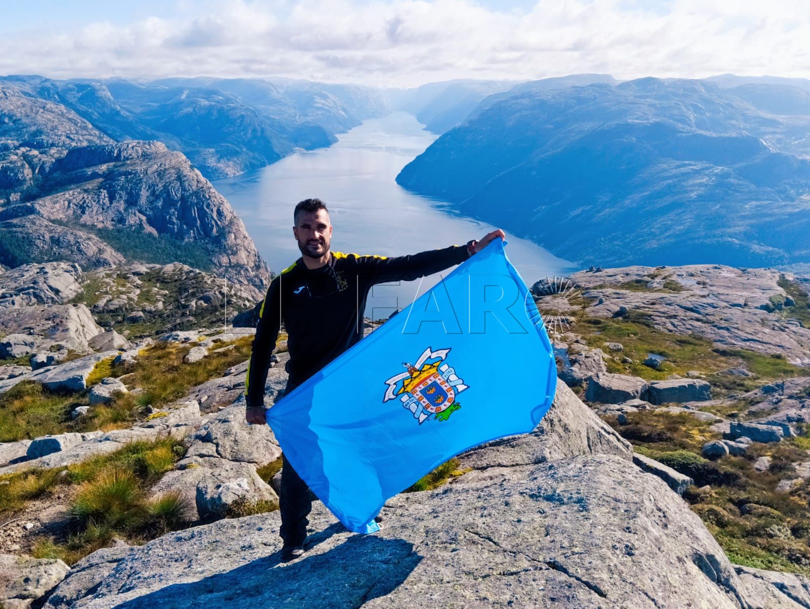 NORUEGA José, el melillense que lleva la bandera de su ciudad hasta el Preikestolen de Noruega