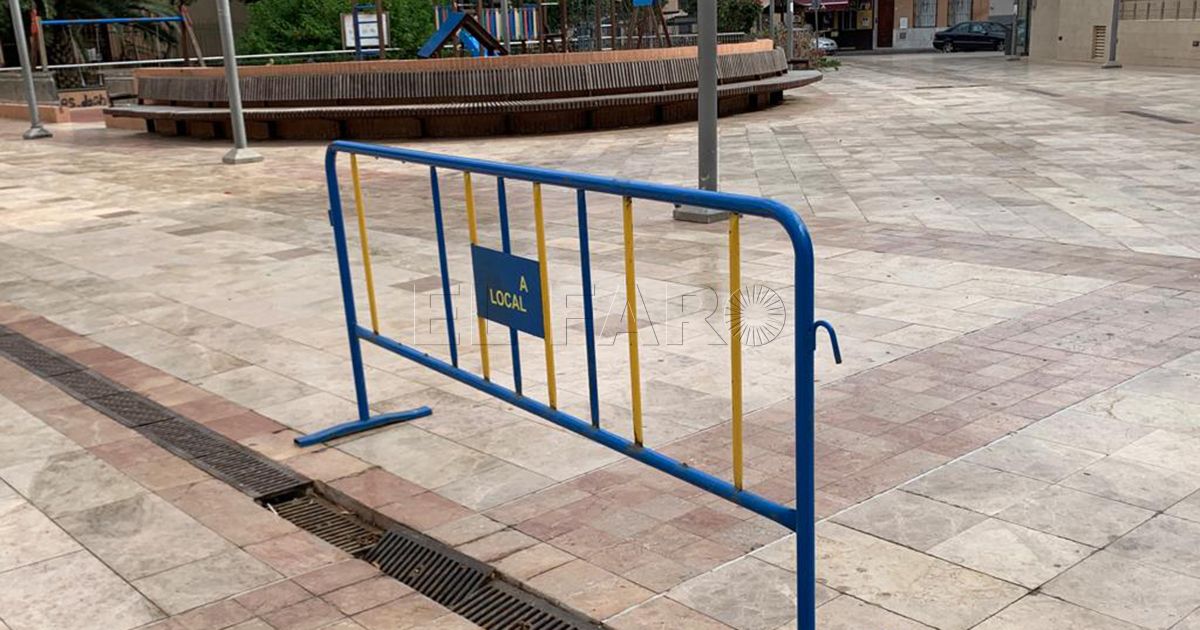 Suciedad Bordillos destrozados y mucha suciedad, así está la zona de la urbanización 'Jardines de la duquesa'