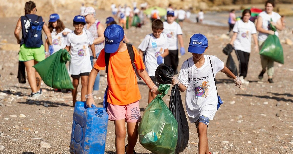 Voluntarios recogiendo residuos en playas de Melilla El Proyecto Libera caracteriza más de 900 residuos de 'basuraleza' en Horcas Coloradas y Aguadú
