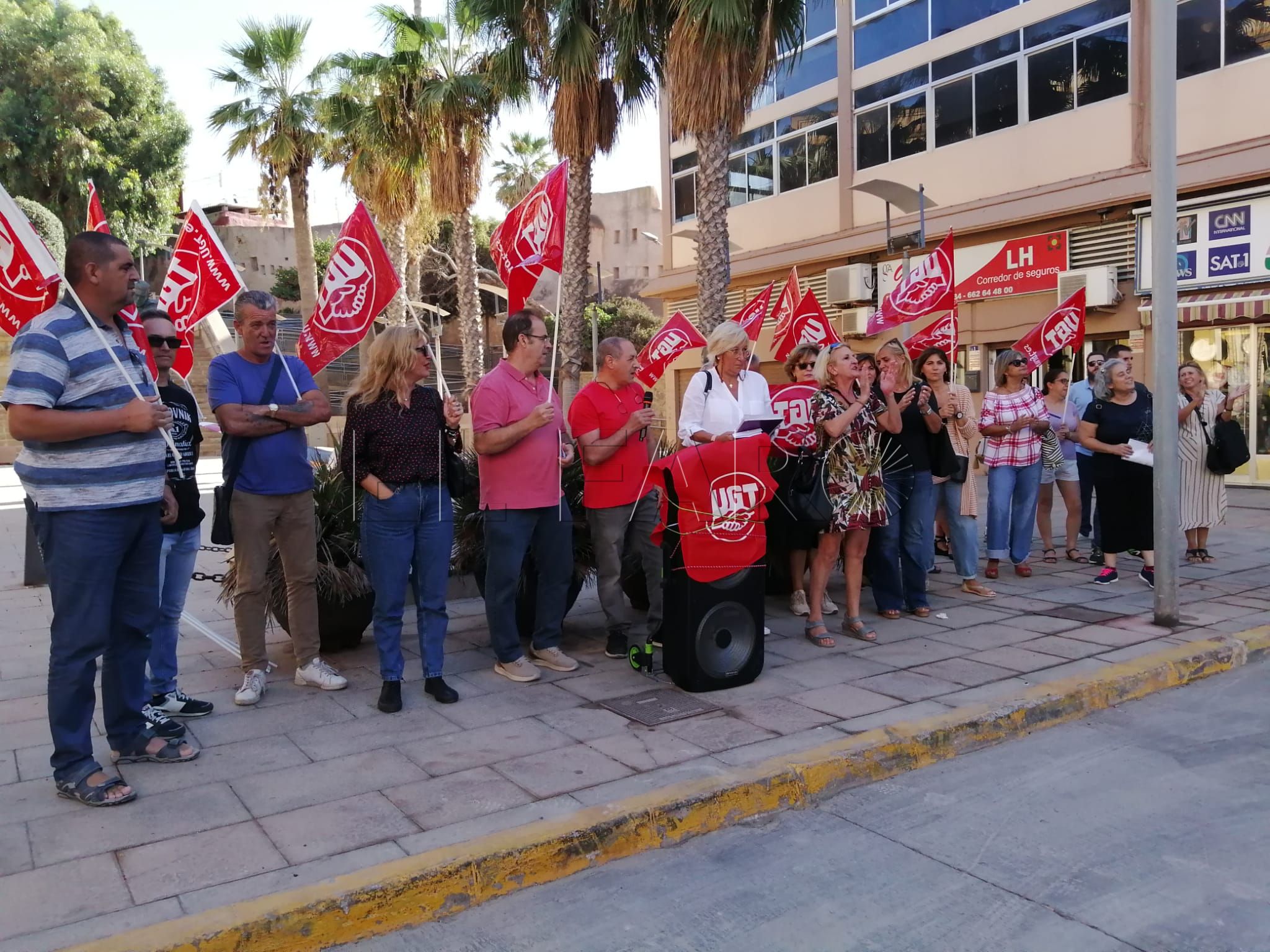 Alrededor de 20 personas se concentran para protestar contra la falta de personal en Secundaria