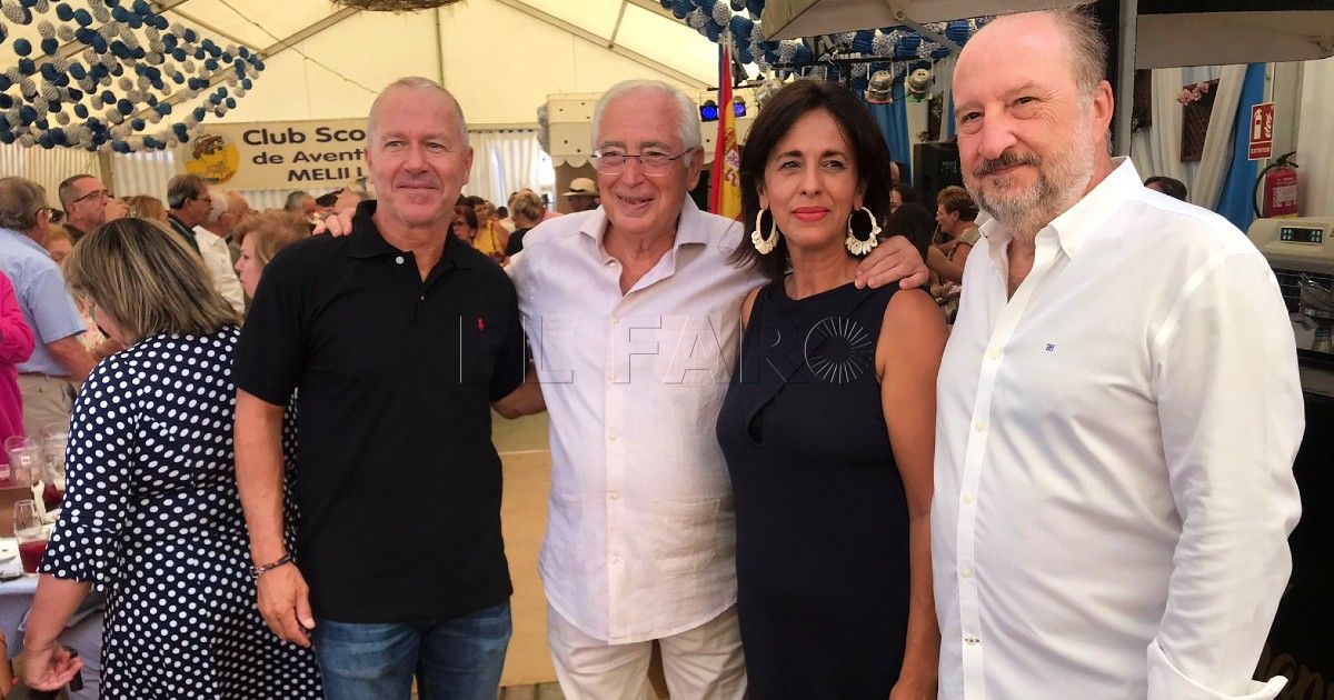 Juan José Imbroda (de blanco) en la Caseta del Club Scorpio.