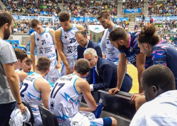 Óscar Lata dando instrucciones a sus jugadores en el partido disputado este pasado fin de semana en tierras burgalesas.
