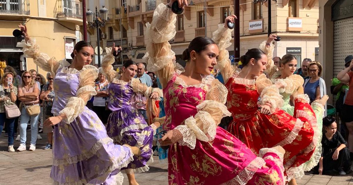 Ballet colores El Ballet Colores anima a melillenses y cruceristas con su actuación en el centro
