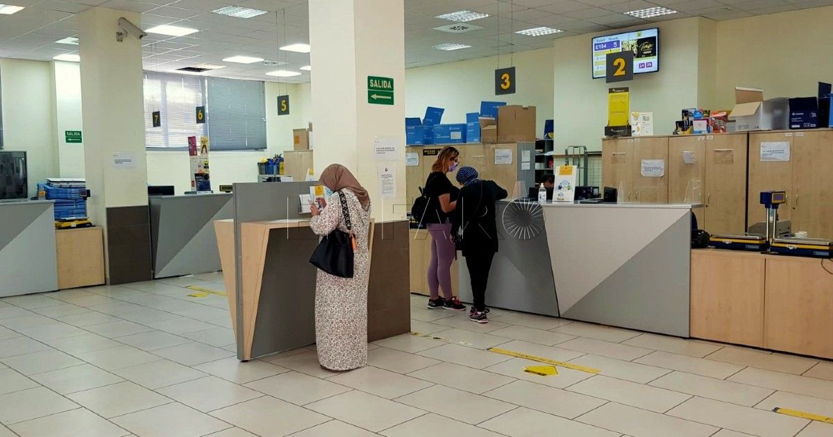 Correos Correos incrementa la venta de distintivos ambientales de la DGT en Melilla